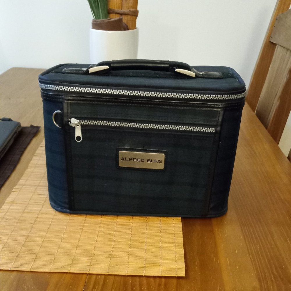 LUGGAGE MAKE-UP BAG